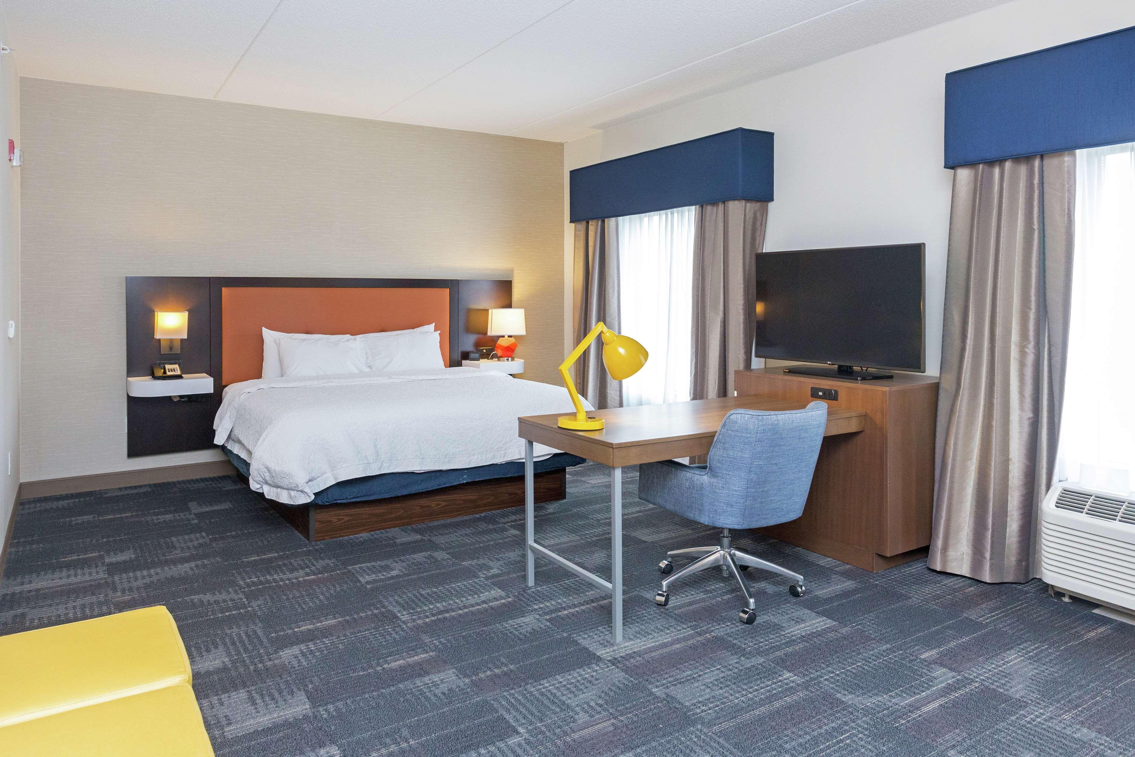 Hampton Inn & Suites Morgantown / University Town Centre Exterior foto